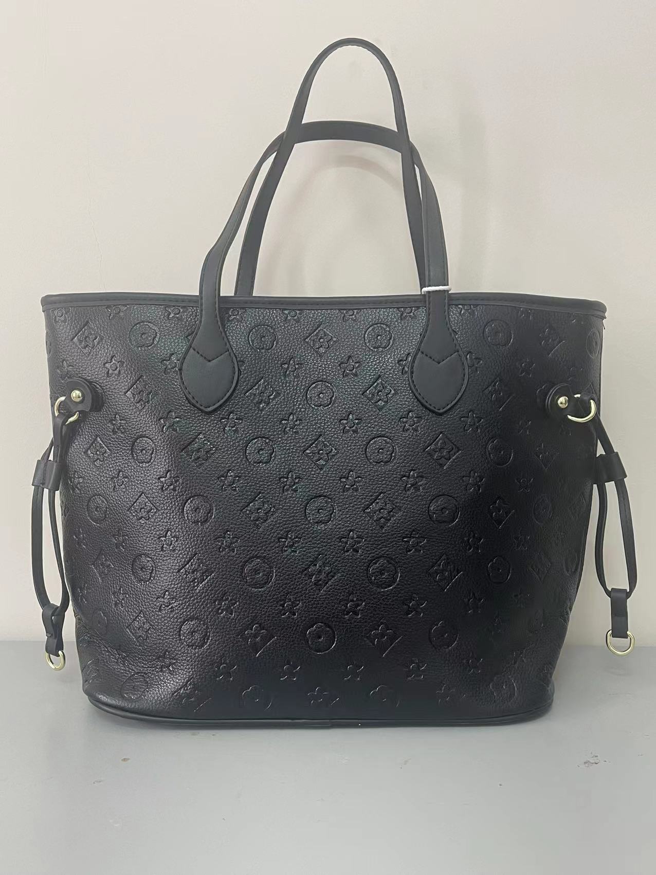 2021 Famous luxurys Black Emboss leather Woman Shoulder bag Tassels Totes Women Handbags Lady Letter Messenger bags wallet, Black grid
2021 Famous luxurys Black Emboss leather Woman Shoulder bag Tassels Totes Women Handbags Lady Letter Messenger bags wallet, Black grid