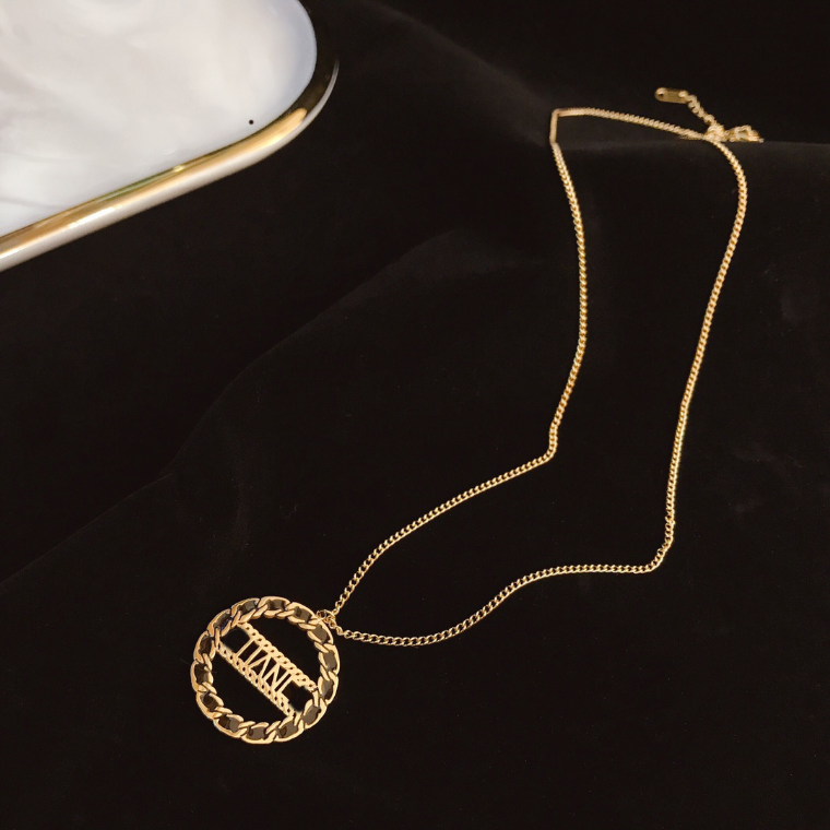 New Style Designer Letter Pendant Necklaces Simple Accessories Fashion Classic Couple Premium Jewelry Selected Luxury Gift Base Versatile
New Style Designer Letter Pendant Necklaces Simple Accessories Fashion Classic Couple Premium Jewelry Selected Luxury Gift Base Versatile