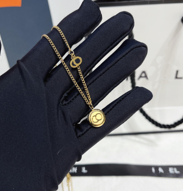 Popular Exquisite Design Necklaces 18k Gold Plated Necklace Luxury Brand Jewelry Long Chain High End Style Design Accessories Romantic Girl Gift Valentine's Day
Popular Exquisite Design Necklaces 18k Gold Plated Necklace Luxury Brand Jewelry Long Chain High End Style Design Accessories Romantic Girl Gift Valentine's Day