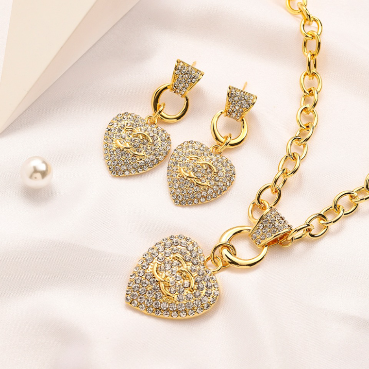 Classic Couple Gift Necklaces Designer Steel Seal Love Necklaces Luxury Gold Plated Pendant Necklace Famous Hot Brand Jewelry Accessories Premium
Classic Couple Gift Necklaces Designer Steel Seal Love Necklaces Luxury Gold Plated Pendant Necklace Famous Hot Brand Jewelry Accessories Premium