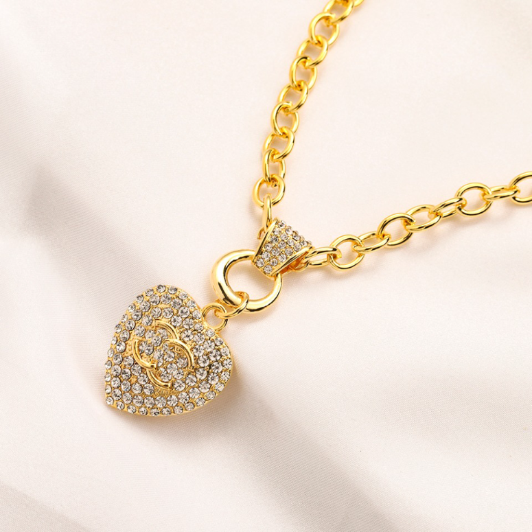 Classic Couple Gifts Necklace Designer Steel Seal Love Necklace Luxury Gold Plated Pendant Necklace Famous Hot Brand Jewelry Accessories Premium
Classic Couple Gifts Necklace Designer Steel Seal Love Necklace Luxury Gold Plated Pendant Necklace Famous Hot Brand Jewelry Accessories Premium