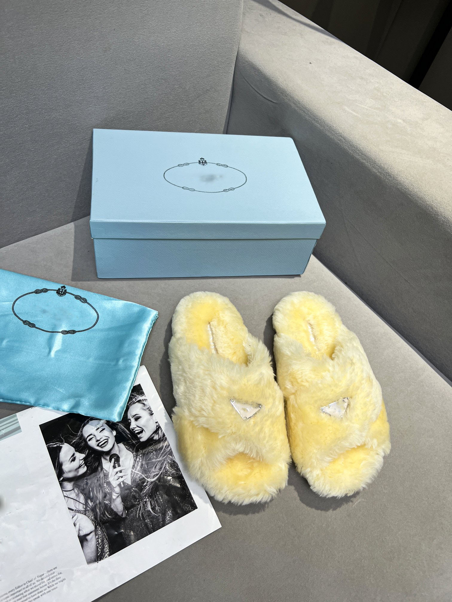 2023 FLAT COMFORT MULE Luxury Designer women sandals indoor outdoor slides Wool rubber
2023 FLAT COMFORT MULE Luxury Designer women sandals indoor outdoor slides Wool rubber