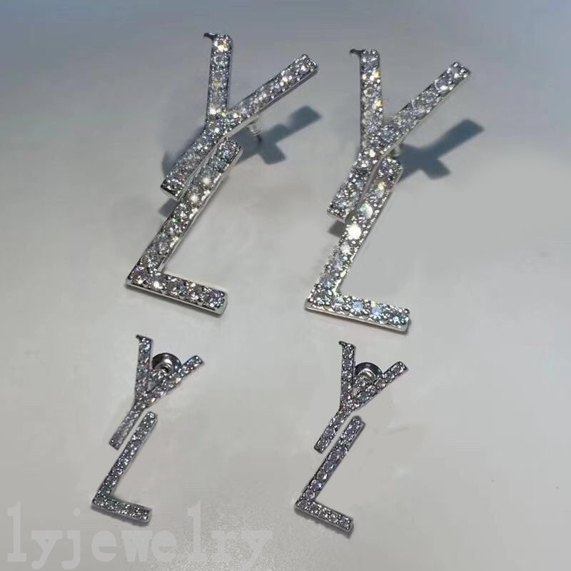 Metal diamonds women luxury studs designer earrings for girls 12-14 years old wedding letters shape silver color couples ohrringe earings luxuries jewelry ZB033 E23
Metal diamonds women luxury studs designer earrings for girls 12-14 years old wedding letters shape silver color couples ohrringe earings luxuries jewelry ZB033 E23