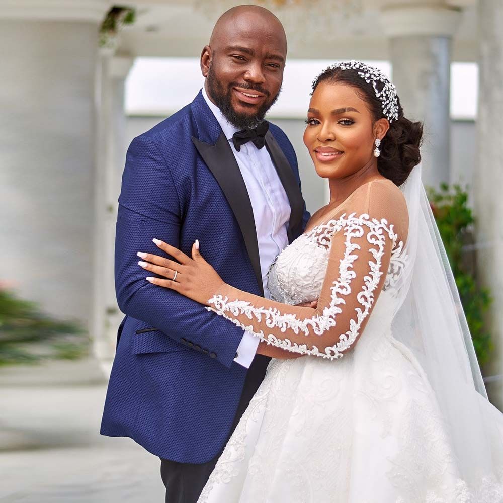 Wedding Dresses A Line Bridal Gowns Jewel Neck Illusion Lace Appliqued Long Sleeves Overskirts Cathedral Train Custom Robe De Mariee Open Back Ball Go