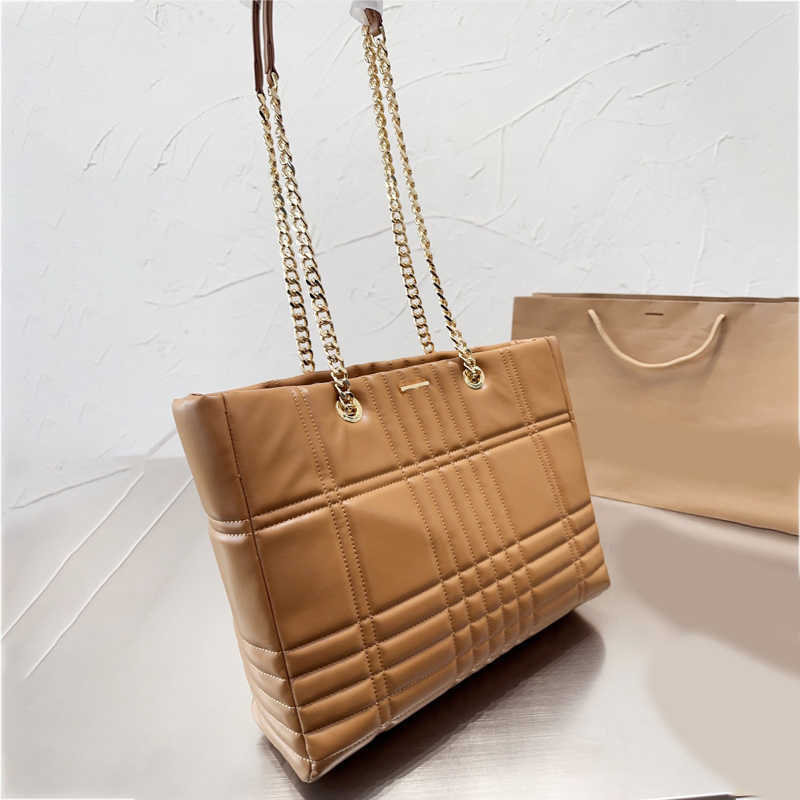 NEW Classic Designers Tote Bag Women Chain Brown Totes Lady Fashion Shopping Bags Leather All-match Black Womens Street Trend Design Handbag Wallet 220831/230201, Black--27x20cm
NEW Classic Designers Tote Bag Women Chain Brown Totes Lady Fashion Shopping Bags Leather All-match Black Womens Street Trend Design Handbag Wallet 220831/230201, Black--27x20cm