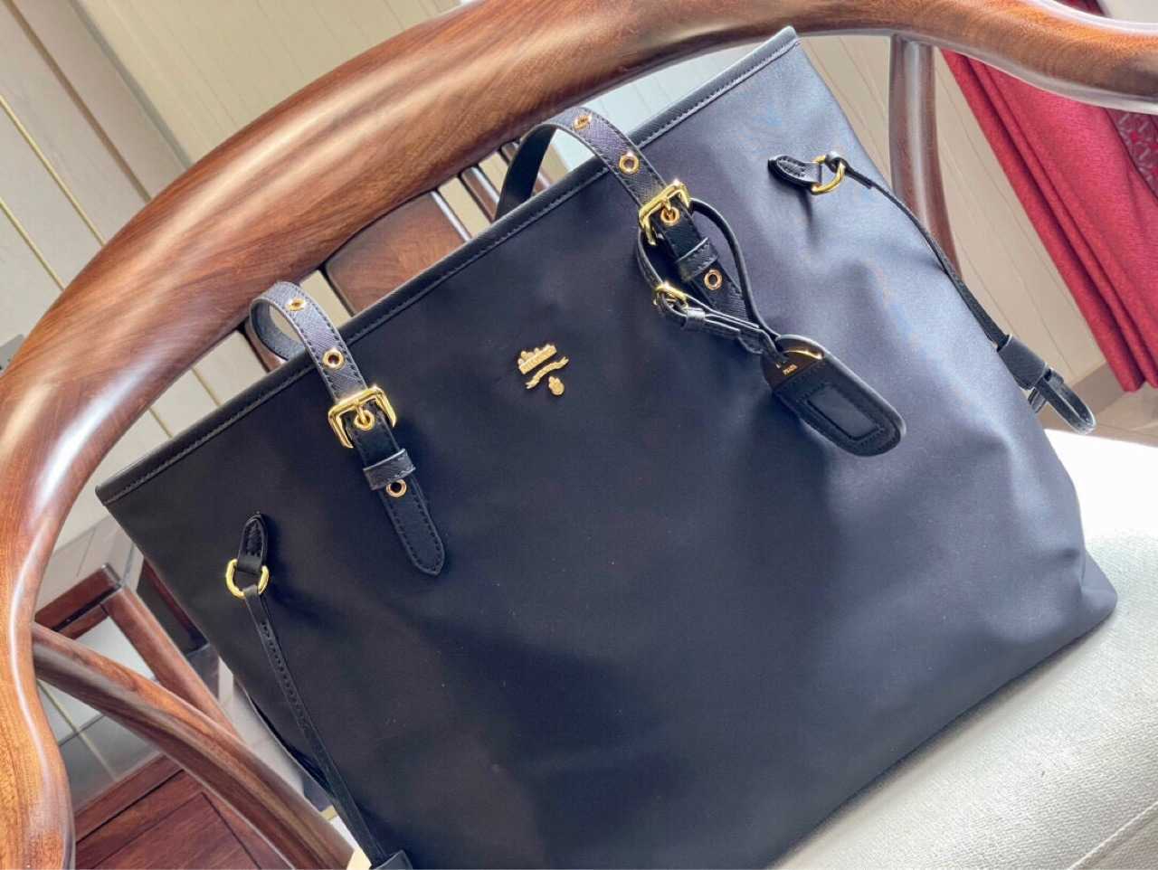 Prads crossbody purses designer bags Prade P's three-corner nylon bag one-shoulder commuting bag, Black2
Prads crossbody purses designer bags Prade P's three-corner nylon bag one-shoulder commuting bag, Black2