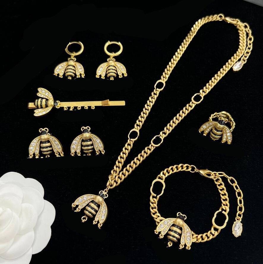 Luxury Bee Pendant Necklace Charming Womens Bracelet Inlaid Diamond Set Wedding Party Gift, Pic
Luxury Bee Pendant Necklace Charming Womens Bracelet Inlaid Diamond Set Wedding Party Gift, Pic
