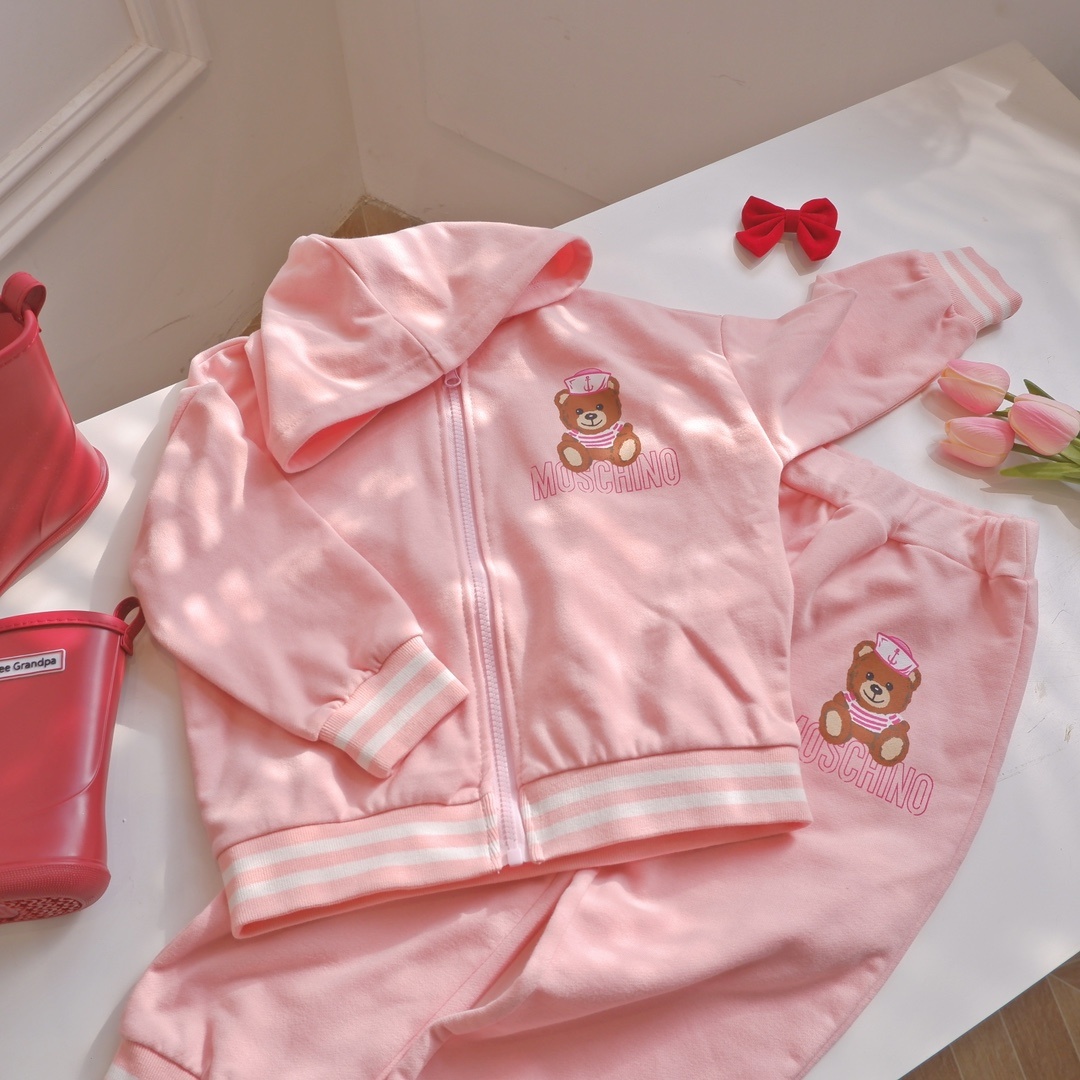 Children's clothes suit autumn and winter sportswear girl baby designer luxury fashion brand hooded sweatshirt and trousers suit 2pcs/set 90cm-130cm A11
Children's clothes suit autumn and winter sportswear girl baby designer luxury fashion brand hooded sweatshirt and trousers suit 2pcs/set 90cm-130cm A11