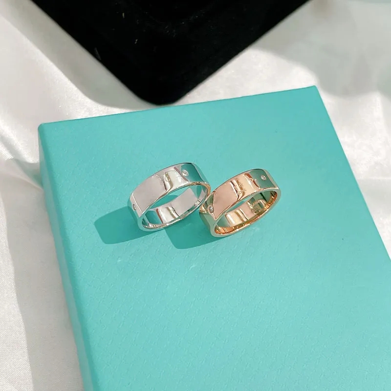 Designers ring luxurys couple jewely fashion men's and women's classic letter Diamond rings Anniversary gift Silver Gold Versatile style very nice
Designers ring luxurys couple jewely fashion men's and women's classic letter Diamond rings Anniversary gift Silver Gold Versatile style very nice