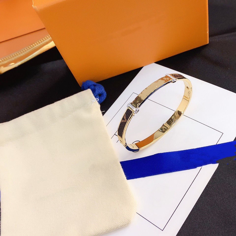 2023 new Love bracelet for women luxury bangle necklace Screw men Screwdriver diamond designer jewelry women mens bracelets original box
2023 new Love bracelet for women luxury bangle necklace Screw men Screwdriver diamond designer jewelry women mens bracelets original box