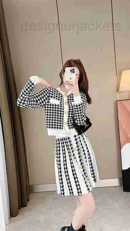 Two Piece Dress designer Autumn winter new women's bird check suit high waist short cardigan pleated skirt NXMN, Black skirt
Two Piece Dress designer Autumn winter new women's bird check suit high waist short cardigan pleated skirt NXMN, Black skirt