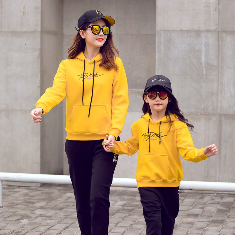 Family Matching Outfits Family Matching Outfits Autumn Winter Mum Daughter Dad Son Hooded Sweatshirt Plus Velvet Women Men Kids Thick Warm Jacket 2303