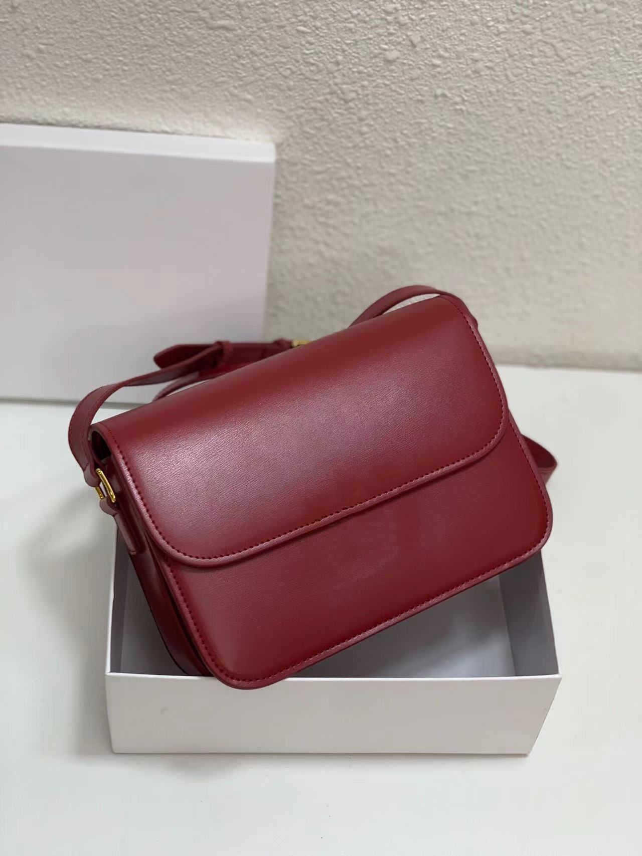 Triomphe Shoulder Bags Women Designer Solid Leather Flaps 18cm 22cm Two Sizes Ladies Fashion Crossbody Purses, Green
Triomphe Shoulder Bags Women Designer Solid Leather Flaps 18cm 22cm Two Sizes Ladies Fashion Crossbody Purses, Green