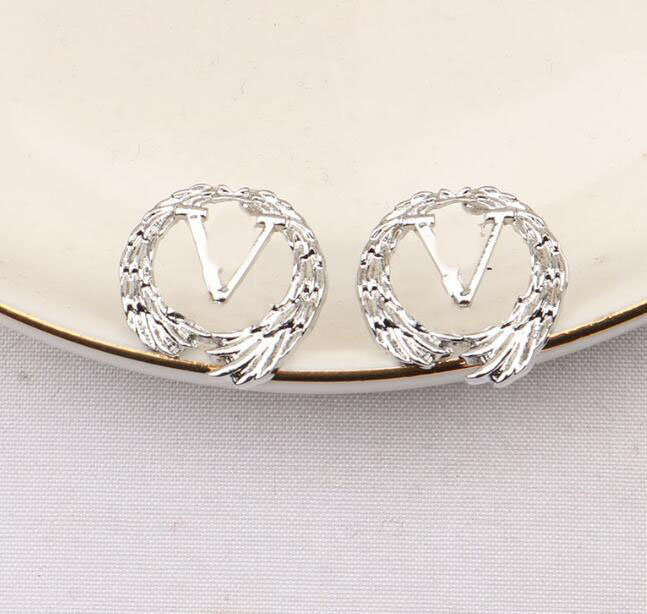 2style Simple 18K Gold Plated Luxury Brand Designers V Letters Ear Stud 925 Silver Geometric Women Circle Crystal Rhinestone Pearl Earring Jewerlry
2style Simple 18K Gold Plated Luxury Brand Designers V Letters Ear Stud 925 Silver Geometric Women Circle Crystal Rhinestone Pearl Earring Jewerlry