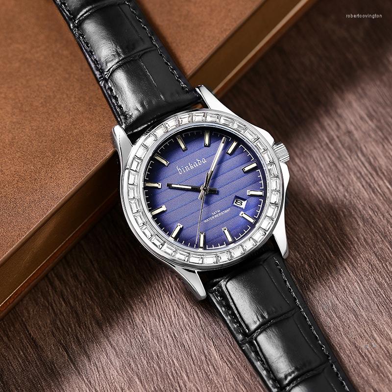 Wristwatches Binkada 2023 Men Watches Business Classic Luminous Calendar Display Man Quartz Watch Waterproof Elegant Luxury Mens Wristwatch
Wristwatches Binkada 2023 Men Watches Business Classic Luminous Calendar Display Man Quartz Watch Waterproof Elegant Luxury Mens Wristwatch