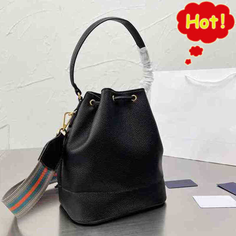Prads totes designer handbag women bag Handbags Prade the Tote bags Luxuries designers womens crossbody Handbag Shoulder 7A high quality purses wallet TEEH, Red
Prads totes designer handbag women bag Handbags Prade the Tote bags Luxuries designers womens crossbody Handbag Shoulder 7A high quality purses wallet TEEH, Red