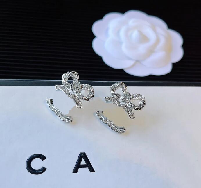 Charm Designer Earrings Stud Design Earring for Girl Fashion Famous Women Bowknot Diamond Studded Rhinestone Earrings Brand Accessories Gift Packaging A829
Charm Designer Earrings Stud Design Earring for Girl Fashion Famous Women Bowknot Diamond Studded Rhinestone Earrings Brand Accessories Gift Packaging A829