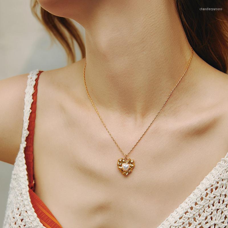 Pendant Necklaces French Fashion Baroque Love Necklace Female Light Luxury Hong Kong Style Retro High-end Clavicle Chain Trend
Pendant Necklaces French Fashion Baroque Love Necklace Female Light Luxury Hong Kong Style Retro High-end Clavicle Chain Trend