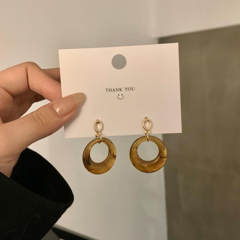 Stud Earrings Korean Super Fairy Amber Circle Simple Temperament Trendy Girl Retro Women Jewelry Accessories
Stud Earrings Korean Super Fairy Amber Circle Simple Temperament Trendy Girl Retro Women Jewelry Accessories