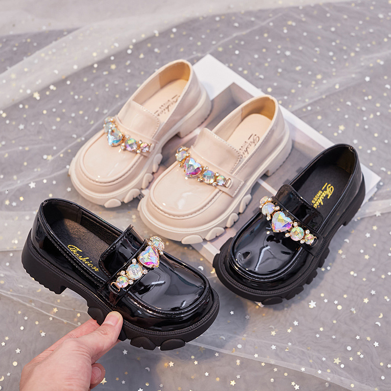 Sneakers Autumn Kids Leather Shoes Girls Crystal Wedding Single Children Low Heeled Princess Black Beige 230310
Sneakers Autumn Kids Leather Shoes Girls Crystal Wedding Single Children Low Heeled Princess Black Beige 230310