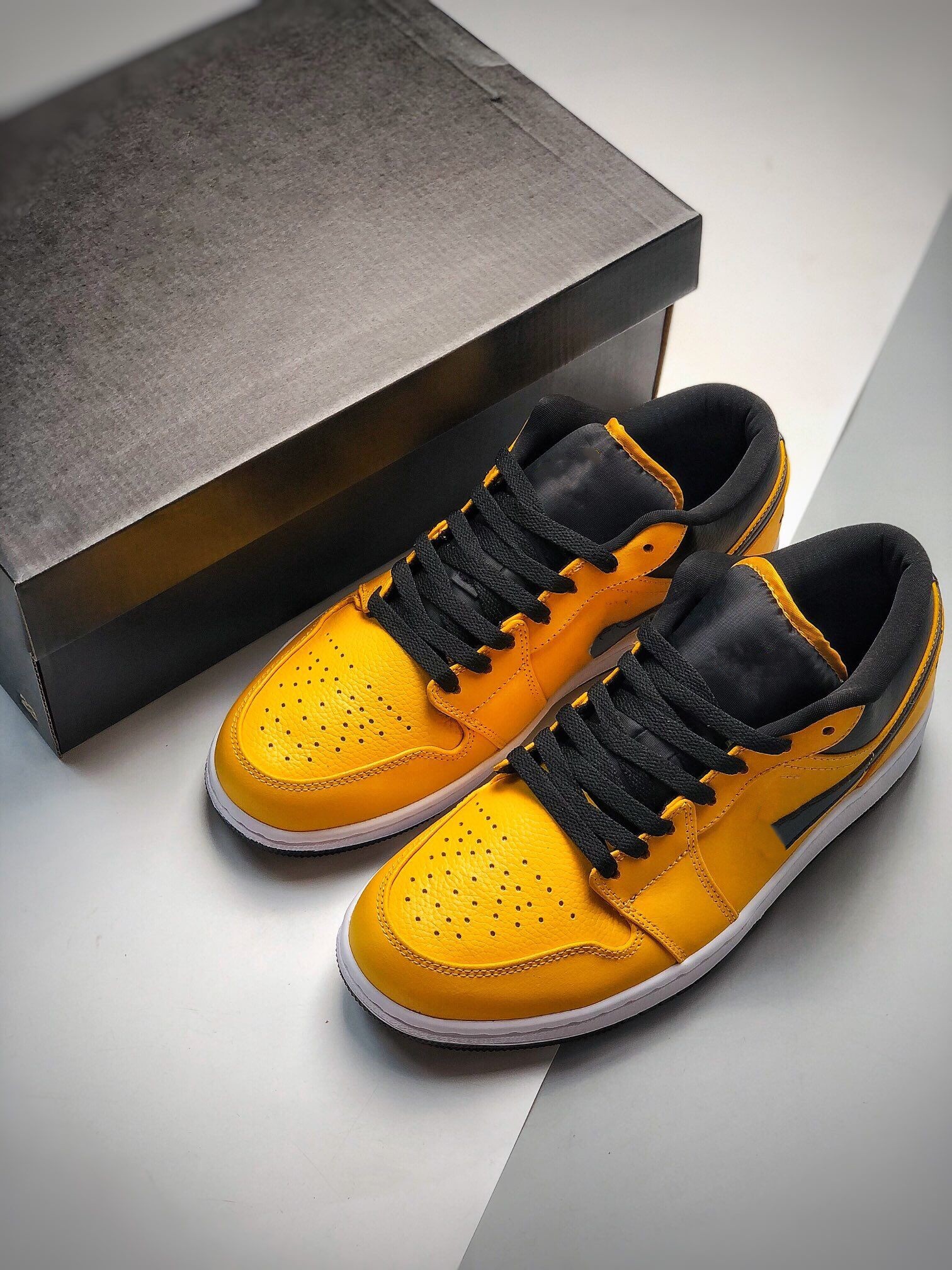 Original Quality Classic Jumping 1s Basketball Shoes Shops Men Women Jumpman 1 Low University Gold Black White The Best Fasshion Lifestyles Athletics Sports
Original Quality Classic Jumping 1s Basketball Shoes Shops Men Women Jumpman 1 Low University Gold Black White The Best Fasshion Lifestyles Athletics Sports