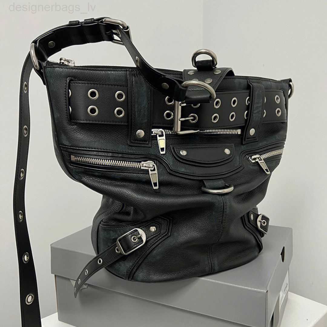 B bag le cagole motorcycle Red Little Book 2023 hit the net red with the same style which is versatile dark rivets hot girls motorcycle bucket one-shoulder, Black
B bag le cagole motorcycle Red Little Book 2023 hit the net red with the same style which is versatile dark rivets hot girls motorcycle bucket one-shoulder, Black