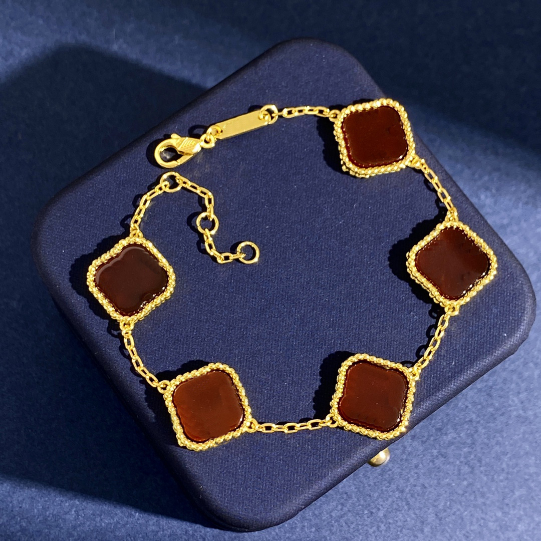 Luxury Clover Pendant Necklaces Flower Earring Designer Van Stud Woman Fashion Bracelet Jewelry Women Cjeweler sdd
Luxury Clover Pendant Necklaces Flower Earring Designer Van Stud Woman Fashion Bracelet Jewelry Women Cjeweler sdd