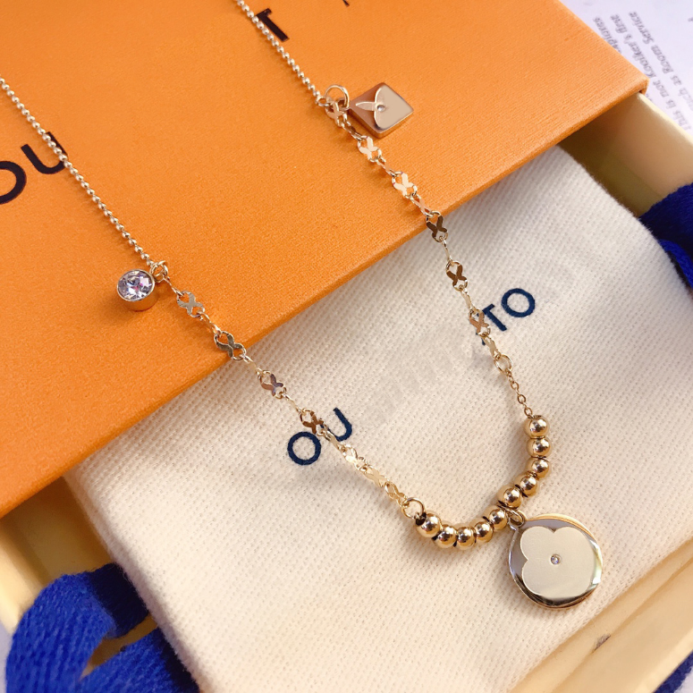 Women Luxury Designer Letter Pendants Necklaces Fashion Long Chain Crystal 18K Gold Stainless Steel Necklaces Statement Wedding Jewelry X113
Women Luxury Designer Letter Pendants Necklaces Fashion Long Chain Crystal 18K Gold Stainless Steel Necklaces Statement Wedding Jewelry X113