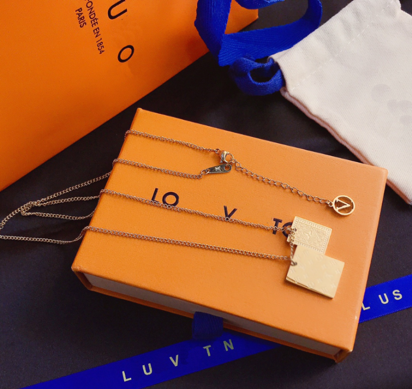 Charm Premium 18k Gold Necklace Selected Luxury Exquisite Square Brand Necklace Designer Jewelry Long Chains Elegant Accessories Girl Party Gifts
Charm Premium 18k Gold Necklace Selected Luxury Exquisite Square Brand Necklace Designer Jewelry Long Chains Elegant Accessories Girl Party Gifts