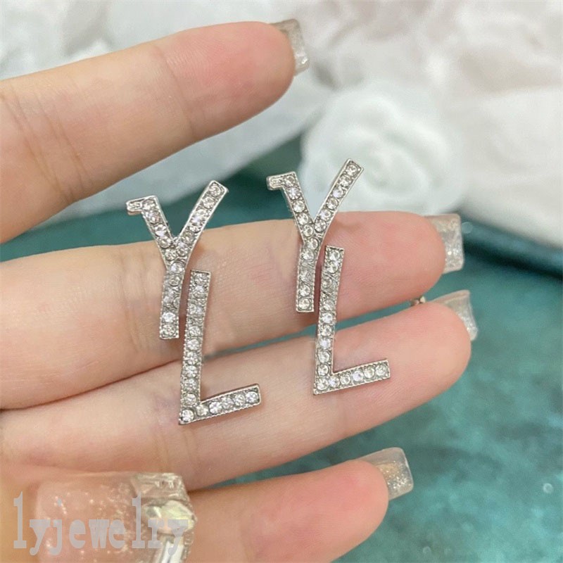 Wedding studs diamonds earring for teen girls trendy tiktok letters shape metal elegant shiny crystal silver plated orecchini womens designer earrings ZB033 E23
Wedding studs diamonds earring for teen girls trendy tiktok letters shape metal elegant shiny crystal silver plated orecchini womens designer earrings ZB033 E23