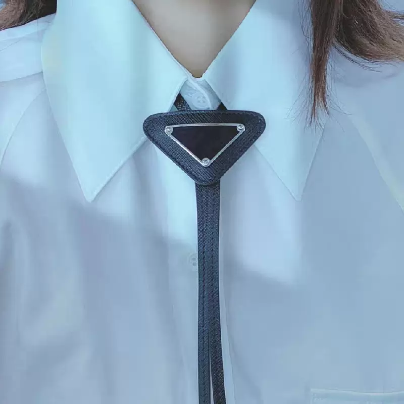 P Designer Ties Men Ladies Fashion Leather Tie Bow Inverted Triangle Letter Tie Everyday Accessories Girlfriend Gift Wholesale 4 Colors
P Designer Ties Men Ladies Fashion Leather Tie Bow Inverted Triangle Letter Tie Everyday Accessories Girlfriend Gift Wholesale 4 Colors