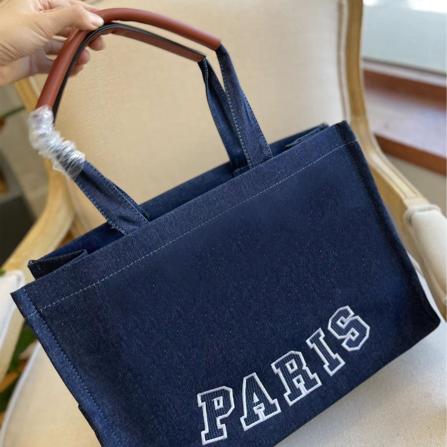 Shoulder Bags Womens Cabas Triomphe Drawstring Tote Shopping Handbag Leather Shoulder Bag Large Capacity Wallet Luxury Genuine Purses Celinn Lady Fashion Purses
Shoulder Bags Womens Cabas Triomphe Drawstring Tote Shopping Handbag Leather Shoulder Bag Large Capacity Wallet Luxury Genuine Purses Celinn Lady Fashion Purses