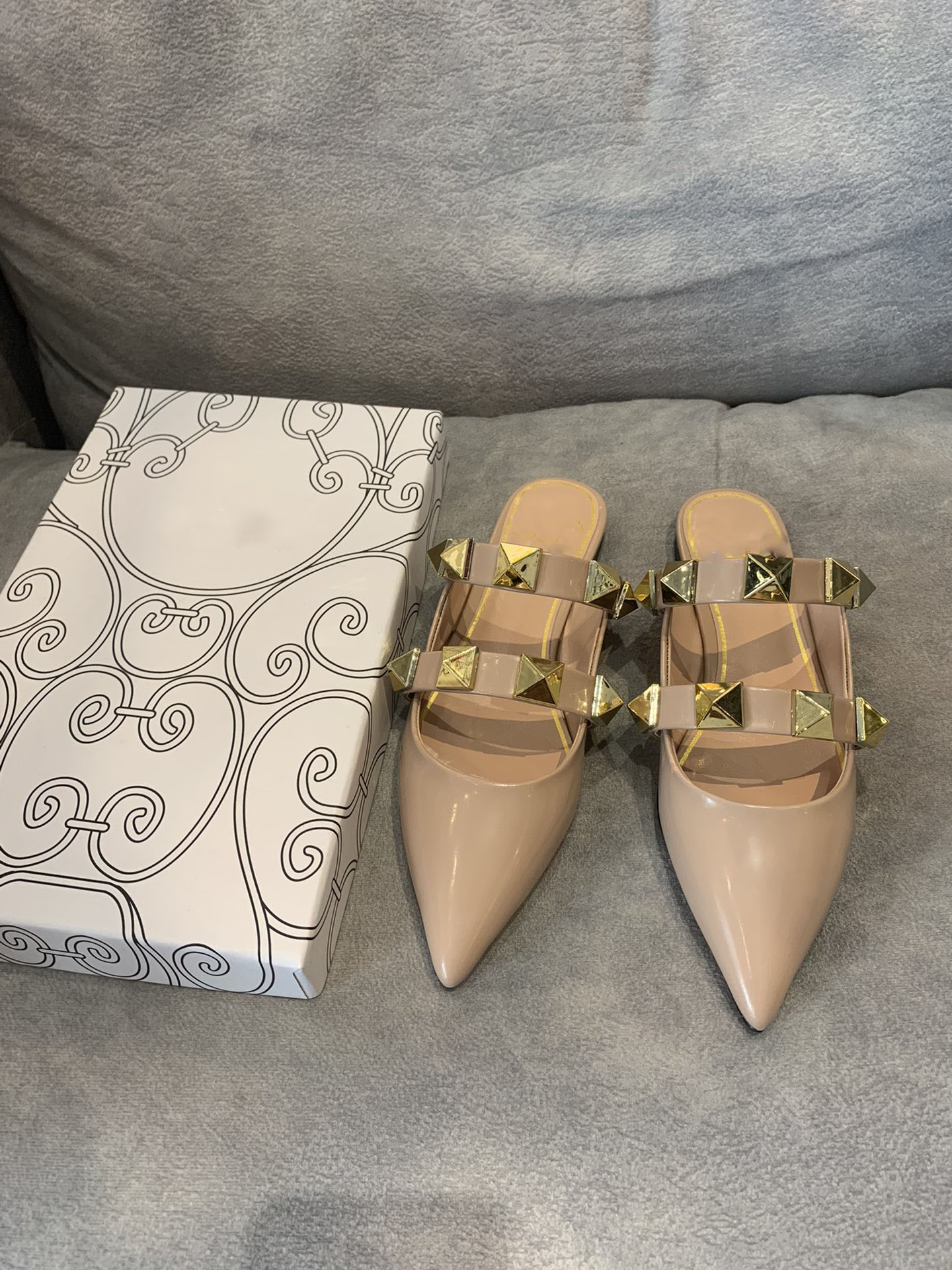 2023 Women High Heels Sandals V Rivets Pointed Stiletto Heels Genuine Leather Classics Three Belts Nude Black Matte Women's Wedding Shoes with Box 34-40
2023 Women High Heels Sandals V Rivets Pointed Stiletto Heels Genuine Leather Classics Three Belts Nude Black Matte Women's Wedding Shoes with Box 34-40