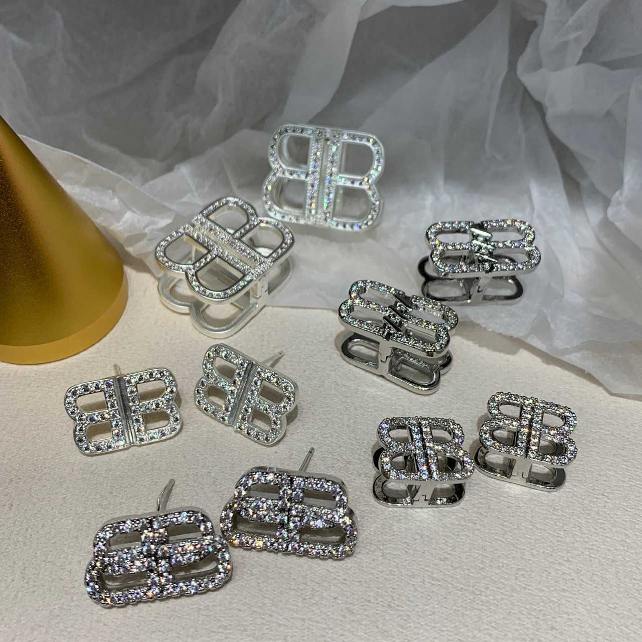 Designer bb Earrings Jewelry earrings French double-sided zircon earrings Cool and cool small high quality dumb silver needle earrings
Designer bb Earrings Jewelry earrings French double-sided zircon earrings Cool and cool small high quality dumb silver needle earrings