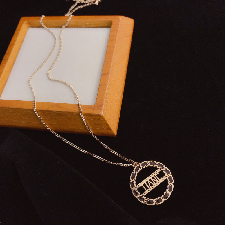 Designer Letter Pendant Necklaces Simple Accessories Fashion Classic Couple Premium Jewelry Selected Luxury Gift Base Versatile
Designer Letter Pendant Necklaces Simple Accessories Fashion Classic Couple Premium Jewelry Selected Luxury Gift Base Versatile
