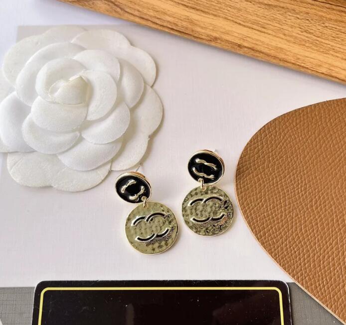 Charm 18k Gold Earrings Designer Brand Dangle Chandelier Women Love Earrings European Designer Jewelry Luxury Wedding Party Gifts Accessories A805
Charm 18k Gold Earrings Designer Brand Dangle Chandelier Women Love Earrings European Designer Jewelry Luxury Wedding Party Gifts Accessories A805