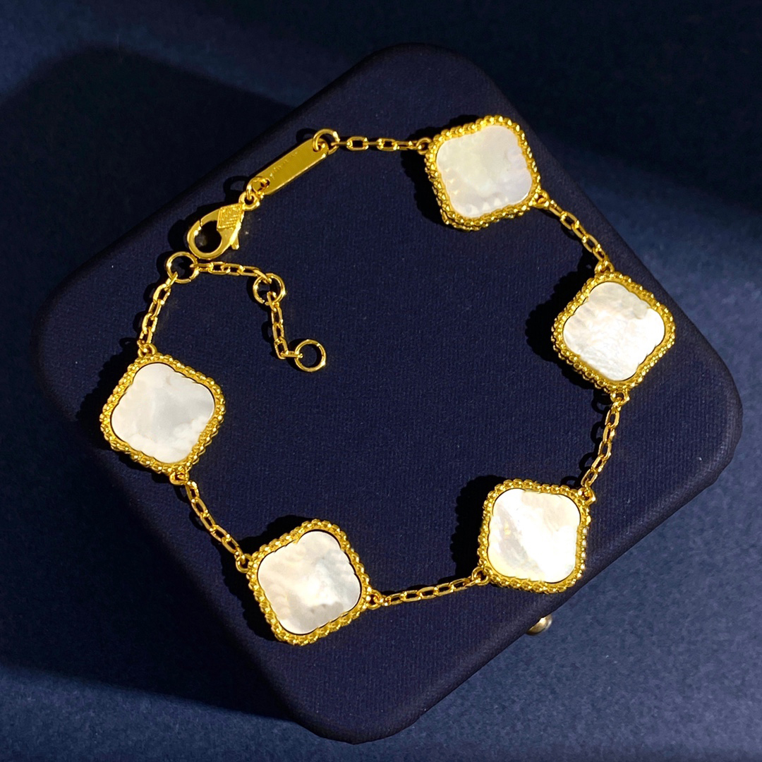 Luxury Clover Pendant Necklaces Flower Earring Designer Van Stud Woman Fashion Bracelet Jewelry Women Cjeweler ewww
Luxury Clover Pendant Necklaces Flower Earring Designer Van Stud Woman Fashion Bracelet Jewelry Women Cjeweler ewww