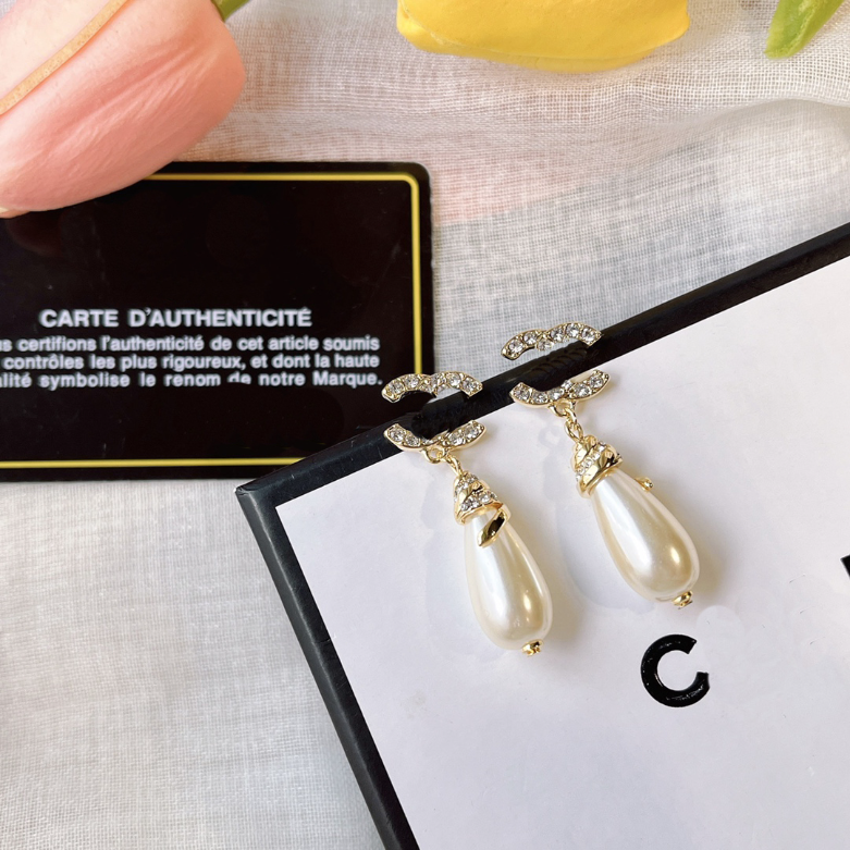 Famous Designer Earring Charm Pearl Studded Earrings Fashion Jewelry For Women Luxury Accessories Wedding Party Popular Brand With Gift Box
Famous Designer Earring Charm Pearl Studded Earrings Fashion Jewelry For Women Luxury Accessories Wedding Party Popular Brand With Gift Box