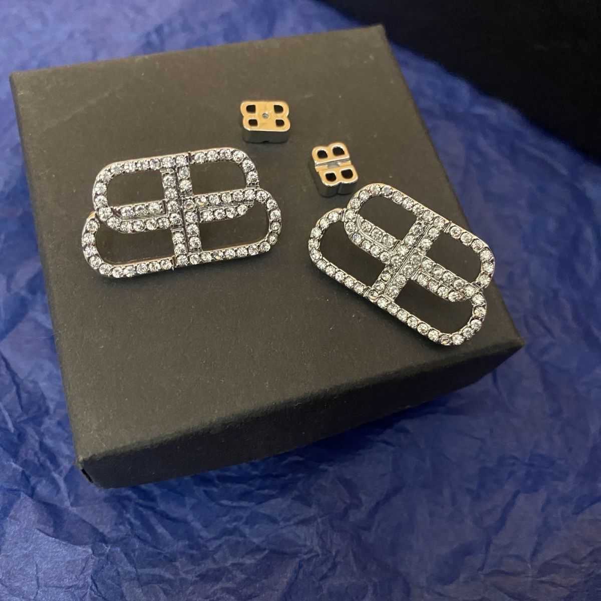 Designer Jewelry b Earrings Paris large version double earrings high version full diamond temperament
Designer Jewelry b Earrings Paris large version double earrings high version full diamond temperament