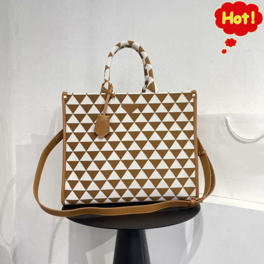 Prads totes designer handbag women bag Handbags Prade the Tote bags Luxuries designers womens crossbody Handbag Shoulder 7A high quality purses wallet HH2L, Red
Prads totes designer handbag women bag Handbags Prade the Tote bags Luxuries designers womens crossbody Handbag Shoulder 7A high quality purses wallet HH2L, Red