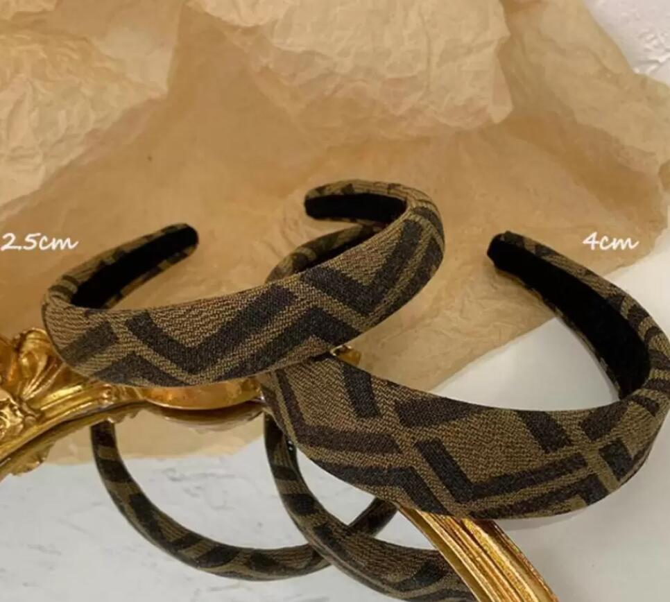 Vintage Brand Designer Letter Printing Headbands for Women Wide-brimmed Thicken Spring HairBands HeadWrap Cloth Fabric Headwear Street Fashion HeadScarf
Vintage Brand Designer Letter Printing Headbands for Women Wide-brimmed Thicken Spring HairBands HeadWrap Cloth Fabric Headwear Street Fashion HeadScarf