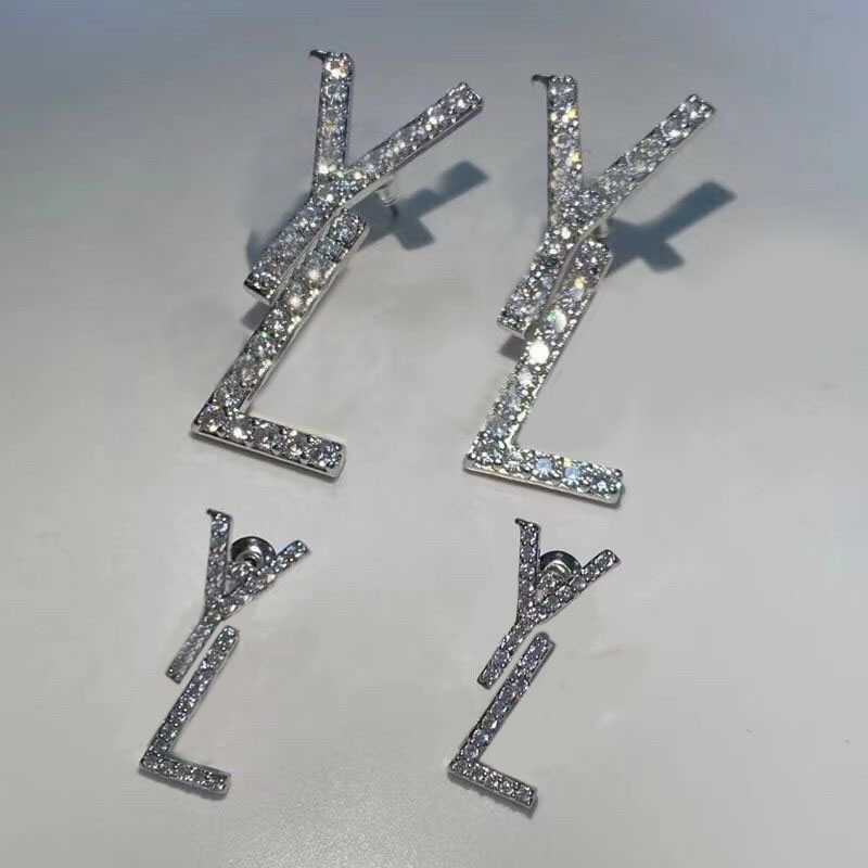 Charming luxury earrings party stud wedding letter female ladies simple ohrringe earings metal bright classic designer earring luxurious jewelry ZB033 F23
Charming luxury earrings party stud wedding letter female ladies simple ohrringe earings metal bright classic designer earring luxurious jewelry ZB033 F23