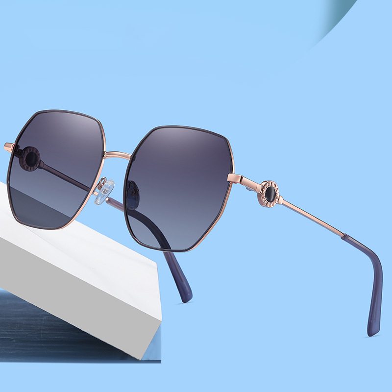 Niche designer large frame sunglass stainless steel sunglasses ladies 2023 fashion European and American metal frame glasses UV400 protective lenses
Niche designer large frame sunglass stainless steel sunglasses ladies 2023 fashion European and American metal frame glasses UV400 protective lenses