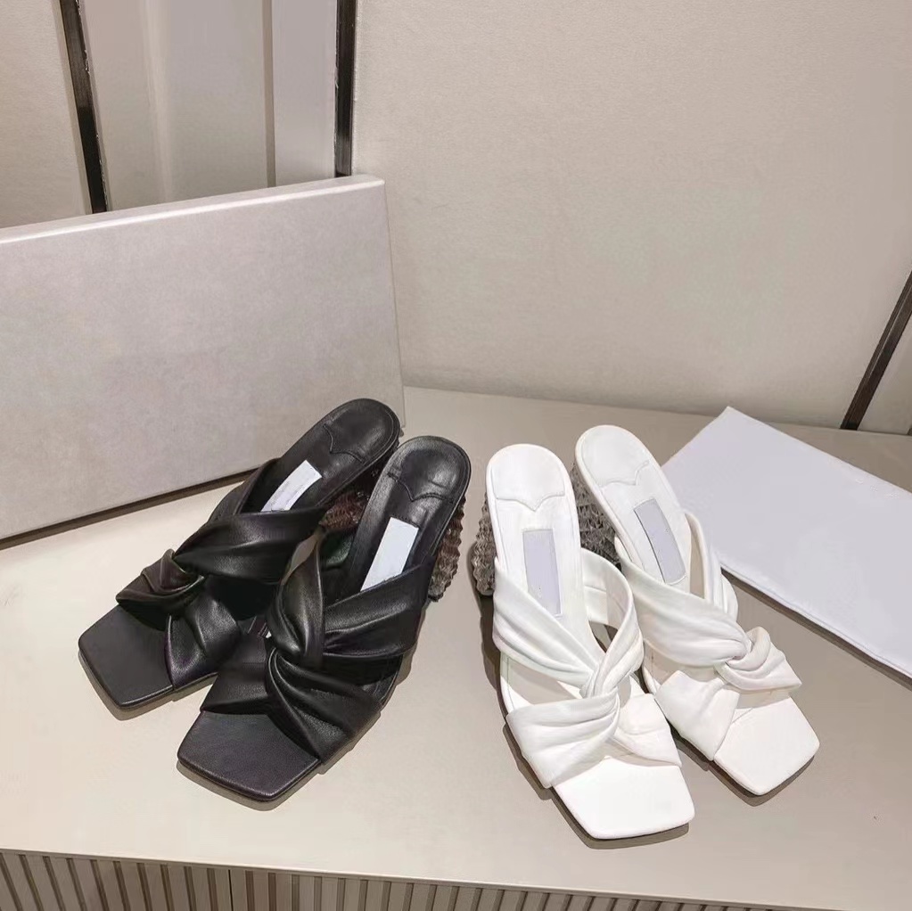 latest women slippers Diamond Buckle sexy beach casual fashion block heel designer sandals Party work Luxury Transparent design Top quality women shoes with box
latest women slippers Diamond Buckle sexy beach casual fashion block heel designer sandals Party work Luxury Transparent design Top quality women shoes with box
