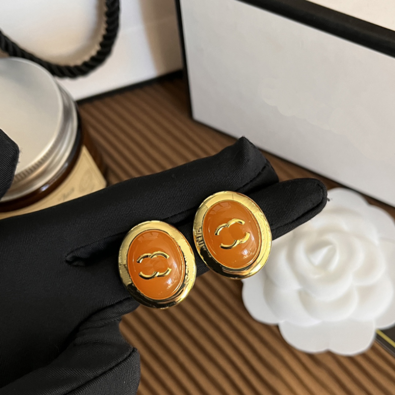 Popular Brand Design Studs Earring Lovers Women Accessories Stamps Earrings Love 18k Gold Plated Fashion Design Jewelry with Gift Box Wedding Party
Popular Brand Design Studs Earring Lovers Women Accessories Stamps Earrings Love 18k Gold Plated Fashion Design Jewelry with Gift Box Wedding Party