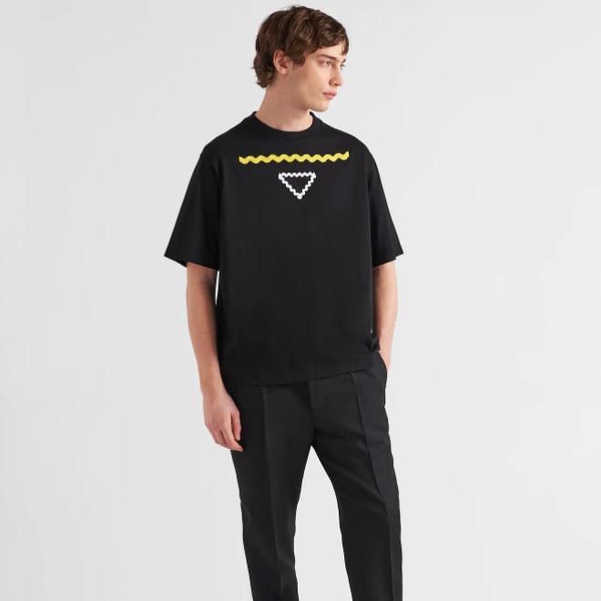 Summer Spring Triangle Embroidery Oversize Tee Milan Italy Luxury Fashion Short Sleeve Prd Tshirt Men Women High Street Breathable Cotton T-shirts, Black
Summer Spring Triangle Embroidery Oversize Tee Milan Italy Luxury Fashion Short Sleeve Prd Tshirt Men Women High Street Breathable Cotton T-shirts, Black