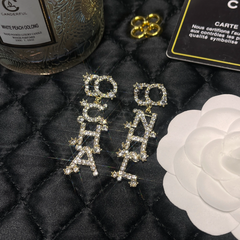 Fashion Letter Full Diamond Earring Exquisite Charm Design Senior Earrings Luxury Designer Jewelry Accessories Young Art Style Classic Romantic Couple Gift
Fashion Letter Full Diamond Earring Exquisite Charm Design Senior Earrings Luxury Designer Jewelry Accessories Young Art Style Classic Romantic Couple Gift