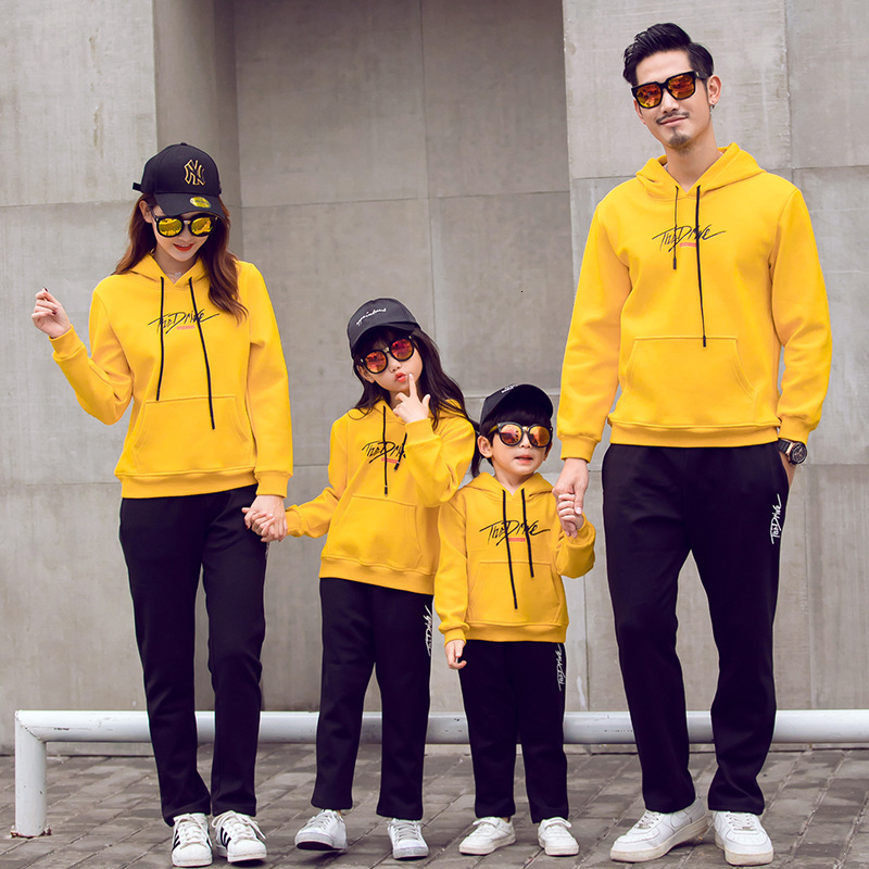 Family Matching Outfits Family Matching Outfits Autumn Winter Mum Daughter Dad Son Hooded Sweatshirt Plus Velvet Women Men Kids Thick Warm Jacket 2303