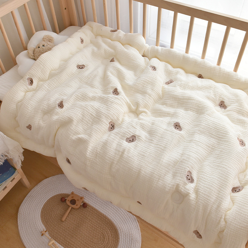 Quilts Soft Baby Quilt Thick Winter Comforter for Crib Children's Duvet Bedding Cotton Nap Blanket Muslin Baby Items Mother Kids 230316
Quilts Soft Baby Quilt Thick Winter Comforter for Crib Children's Duvet Bedding Cotton Nap Blanket Muslin Baby Items Mother Kids 230316