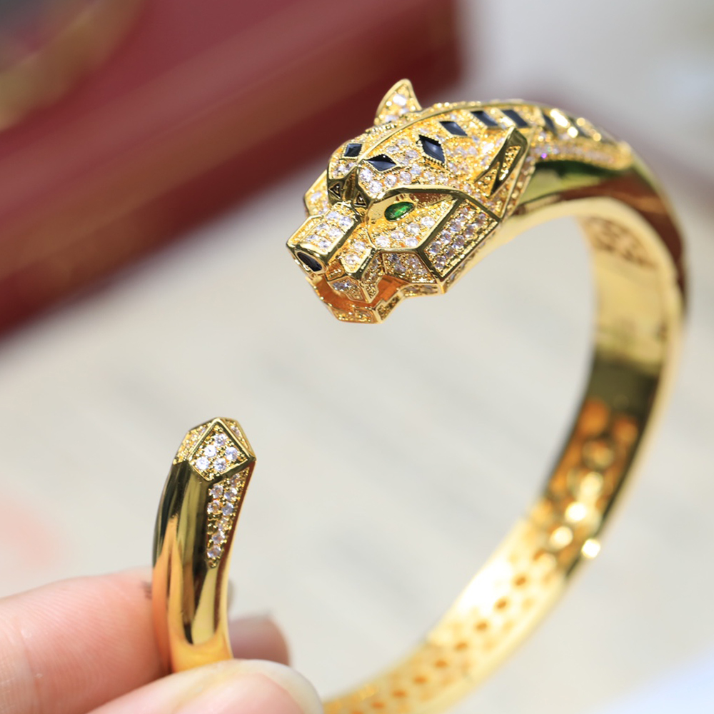 panthere bangle Charm bangle for woman designer diamond Emerald Gold plated 18K T0P quality highest counter quality fashion luxury anniversary gift 006
panthere bangle Charm bangle for woman designer diamond Emerald Gold plated 18K T0P quality highest counter quality fashion luxury anniversary gift 006